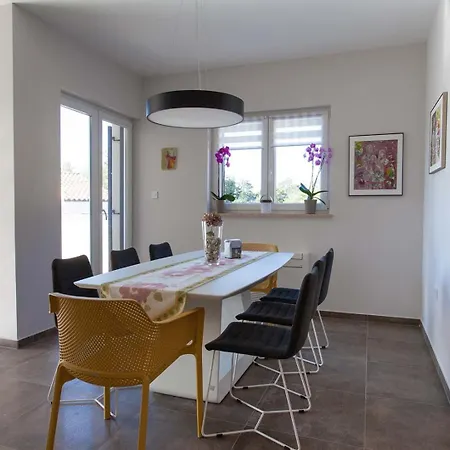 Adrimar Villa *
